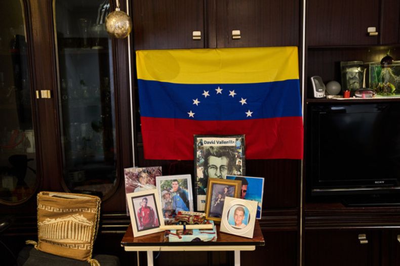 Fotografías del difunto David José Vallenilla Luis en la casa de su padre, David José Vallenilla, en Madrid, el martes 13 de enero de 2026. (AP Foto/Bernat Armangue)