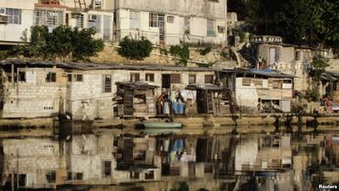 americateve | Una casa o apartamento promedio en condiciones medianamente decentes, no cuesta menos de 150,000 dólares, y el salario medio es de $18 mensuales ¿Quiénes compran?