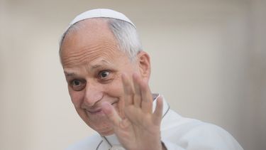 El papa León XIV saluda mientras llega a su audiencia general semanal en la Plaza de San Pedro, en el Vaticano, el miércoles 28 de octubre de 2026. (AP Foto/Gregorio Borgia)