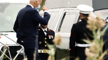 Una tarde pasmosa: traspiés ponen en peligro planes de Biden
