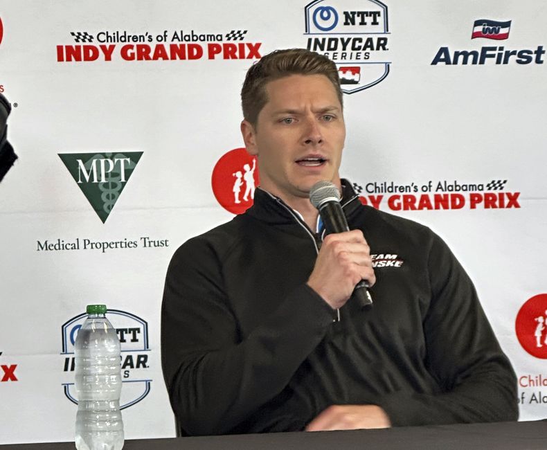 El reinante campeón de las 500 millas de Indianápolis Josef Newgarden en conferencia de prensa sobre su descalificación en la primera carrera de la temporada de la F1 el viernes 26 de abril del 2024 en Birmingham, Alabama. (AP Foto/John Zenor)