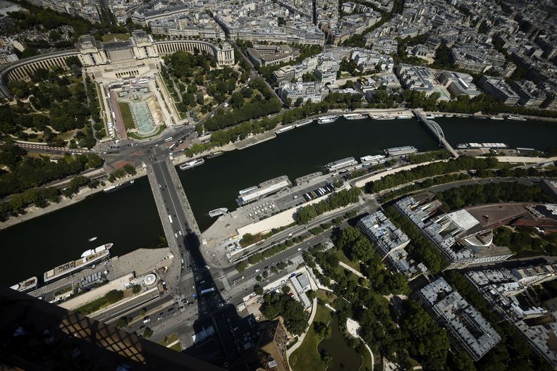 ARCHIVO - La sobra de la Torre Eiffel se proyecta sobre el puente lena, que cruza el río Sena y conduce al monumento Trocadero, el martes 11 de julio en París. La gigantesca ceremonia de inauguración que París planea celebrar en el río Sena para la apertura de los Juegos podría posponerse si Francia es golpeada nuevamente por ataques extremistas en el periodo previo, dijo el presidente de Francia Emmanuel Macron el jueves 21 de diciembre de 2023. (AP Foto/Thomas Padilla, Archivo)