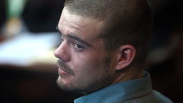 americateve | En esta foto del 11 de enero de 2012, el holand&eacute;s Joran van der Sloot observa hacia atr&aacute;s durante unA audiencia judicial en la prision de San Pedro en Lima, Per&uacute;. Joran van der Sloot que cumpla una condena de 28 a&ntilde;os de prisi&o
