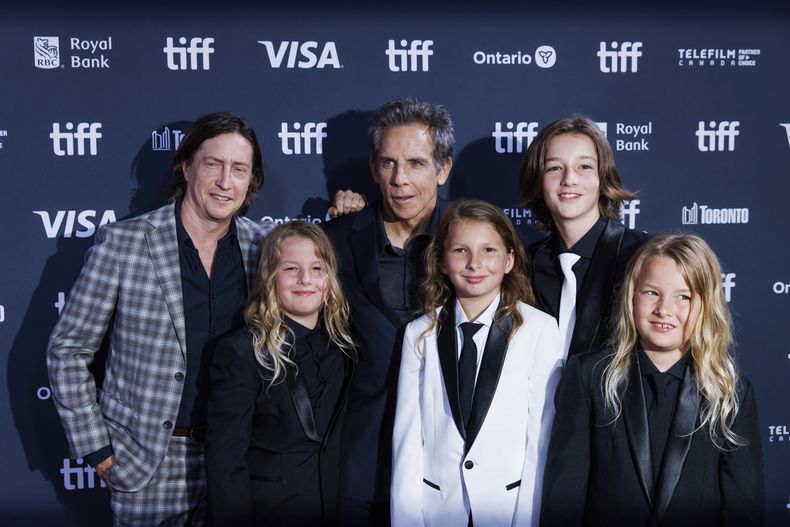 David Gordon Green, de izquierda a derecha, Arlo Janson, Ben Stiller, Ulysses Janson, Homer Janson y Atlas Janson llegan al estreno de Nutcrackers en el Roy Thomson Hall, durante el Festival Internacional de Cine de Toronto en Toronto, el jueves 7 de septiembre. 5, 2024. (Cole Burston/The Canadian Press via AP)