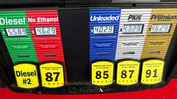 Los precios de una gasolinera en Greenwood Village, Colorado, el 15 de septiembre del 2026. (AP foto/David Zalubowski)