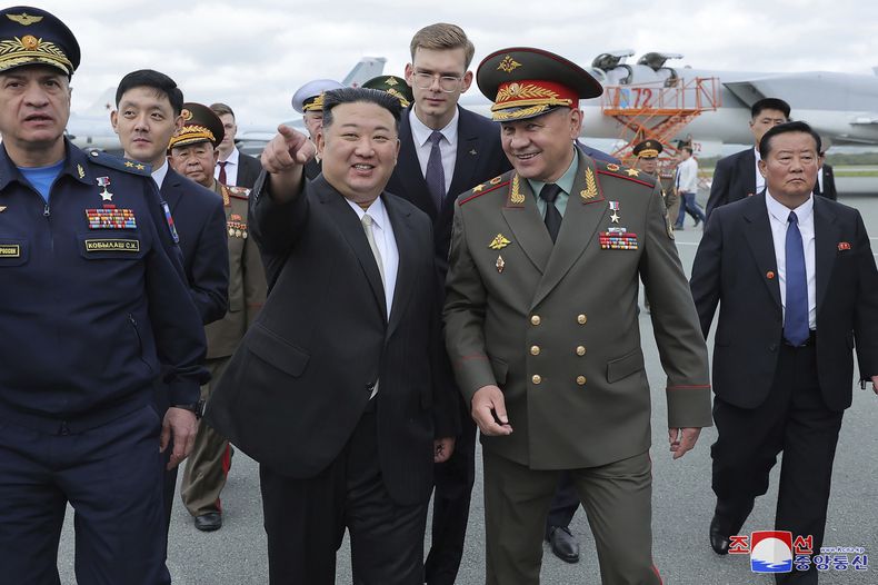 En esta imagen proporcionada por el gobierno norcoreano, el líder de Corea del Norte, Kim Jong Un, en el centro, con el ministro ruso de Defensa, Sergei Shoigu, en el centro a la derecha, visitan una aeropuerto para ver aeronaves militares cerca de la ciudad portuaria de Vladivostok, en el Lejano Oriente de Rusia, el sábado 16 de septiembre de 2023. Periodistas independientes no tuvieron acceso a cubrir el evento mostrado en esta imagen, distribuida por el gobierno norcoreano. La imagen se publica como se recibió y no puede verificarse de forma independiente. La marca de agua dice KCNA, siglas de la Agencia Central de Noticias de Corea. (Agencia Central de Noticias de Corea/Servicio de Noticias de Corea via AP)
