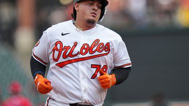 El venezolano Yohel Pozo, de los Orioles de Baltimore, recorre las bases luego de batear un jonrón ante los Angelinos de Los Ángeles, el jueves 6 de agosto de 2026 (AP Foto/Stephanie Scarbrough)