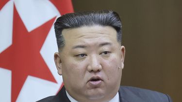 En esta fotografía tomada durante una sesión de dos días el 26-27 de septiembre y facilitada por el gobierno norcoreano, el gobernante norcoreano Kim Jong Un pronuncia un mensaje durante una reunión del parlamento del país en Pyongyang, Corea del Norte. (Agencia Central de Noticias Coreana (KCNA por sus siglas en inglés)/Korea News Service vía AP)