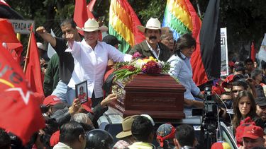 americateve | La candidata presidencial opositora Xiomara Castro y su esposo, el presidente derrocado Manuel Zelaya, encabezan una marcha convocada por Castro, quien asegura que las elecciones de la semana pasada fueron fraudulentas, en Tegucigalpa, Honduras, el doming