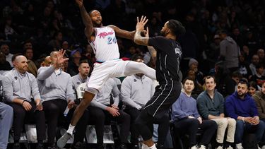 El alero del Heat de Miami Haywood Highsmith (24) mantiene el balón en juego contra el escolta de los Nets de Brooklyn DAngelo Russell (1) durante la primera mitad de un partido de baloncesto de la NBA, el sábado 25 de enero de 2025, en Nueva York. (AP Foto/Noah K. Murray)