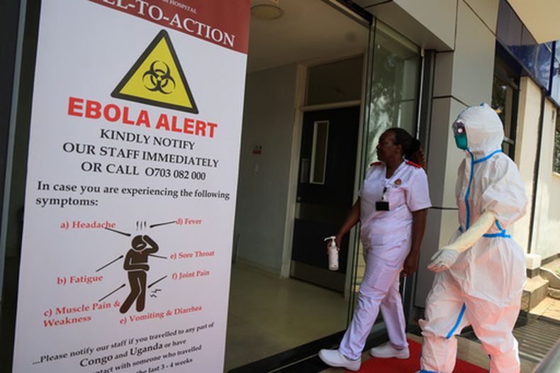 Personal sanitario camina frente a una instalación de aislamiento para pacientes con ébola el miércoles 7 de octubre de 2026, en The Nairobi Hospital, Kenia. (AP Foto/Andrew Kasuku)