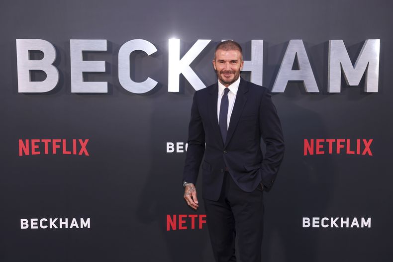David Beckham posa a su llegada al estreno de la serie documental Beckham el 3 de octubre de 2023 en Londres. (Foto AP/Vianney Le Caer)