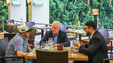 Senador Demócrata se reúne con Kilmar Abrego en El Salvador y Bukele lanza comentario sarcástico: De los campos de la muerte a tomar margaritas