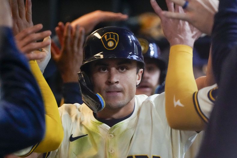 Sal Frelick de los Cerveceros de Milwaukee es felicitado luego de impactar un jonrón de dos carreras durante la segunda entrada del juego de béisbol ante los Piratas de Pittsburgh, el martes 14 de mayo de 2024, en Milwaukee. (AP Foto/Morry Gash)