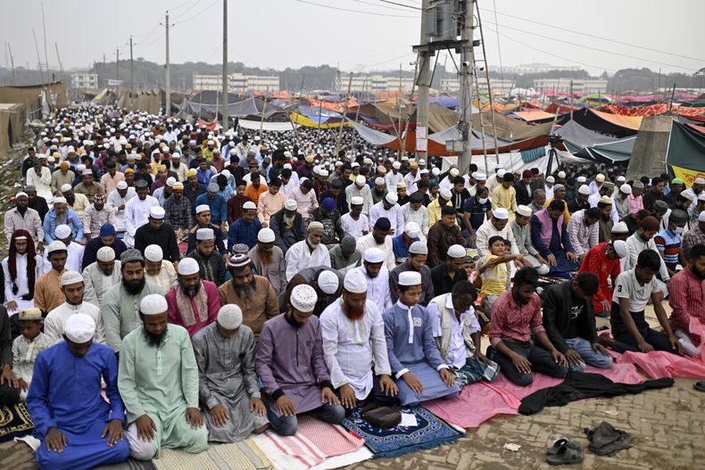 Fieles musulmanes rezan durante la primera fase del Biswa Ijtema, o Congregación Mundial de Musulmanes, a orillas del río Turag, en Tongi, cerca de Daca, Bangladesh, el 31 de enero de 2025. (AP Foto/Mahmud Hossain Opu)