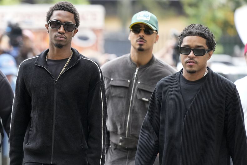 De izquierda a derecha, King Combs, Quincy Brown y Justin Dior Combs llegan a la corte federal de Manhattan el martes 17 de septiembre de 2024, en Nueva York. (Foto AP/Seth Wenig)