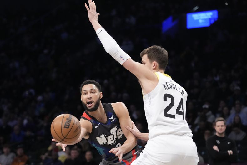 Ben Simmons, izquierda, de los Nets de Nueva Jersey, pasa el balón ante la presión defensiva de Walker Kessler (24), del Jazz de Utah, durante la primera mitad del juego de baloncesto de la NBA, el lunes 28 de enero de 2024, en Nueva York. (AP Foto/Mary Altaffer)