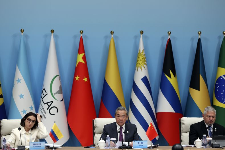 El ministro de exteriores chino Wang Yi (centro), la ministra de exteriores colombiana Laura Sarabia y el ministro de exteriores hondureño Eduardo Enrique Reina en una conferencia en Beijing el 13 de mayo del 2025. (Florence Lo/Pool Photo via AP)
