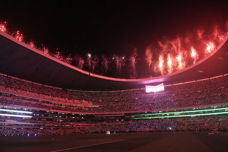 ARCHIVO - Despliegue de fuegos artificiales durante el descanso del partido amistoso entre México y Portugal en el estadio Banorte, ex Azteca, el 28 de marzo de 2026, en la Ciudad de México. (AP Foto/Eduardo Verdugo)