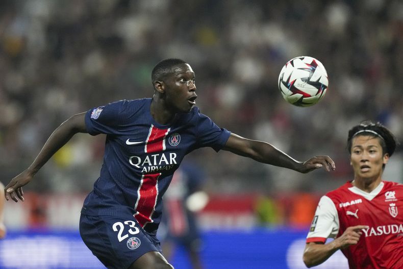Randal Kolo muani, del París Saint-Germain, trata de controlar el balón en el partido de liga ante Reims, disputado el sábado 21 de septiembre de 2024 (AP Foto/Thibault Camus)