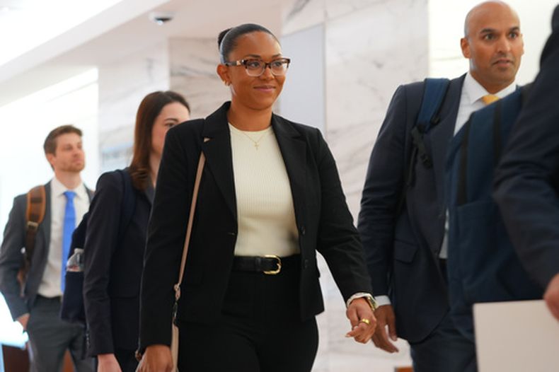 McKenna West, a la izquierda, acompañada de su equipo legal para una audiencia, el 25 de agosto de 2026, en Dallas. (AP Foto/LM Otero)