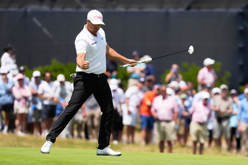 Wyndham Clark celebra tras lograr un birdie en el hoyo 13 durante la segunda ronda del torneo de golf U.S. Open en el Shinnecock Hills Golf Club en Southampton, Nueva York, el viernes 19 de junio de 2026. (Foto AP/Seth Wenig)