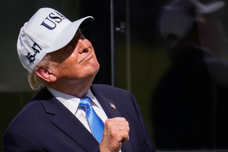 El presidente Donald Trump levanta el puño en el primer tee antes de los partidos individuales de la ronda final del torneo de golf de la Presidents Cup entre equipos de EEUU e internacionales en el Medinah Country Club, el 27 de septiembre de 2026, en Medinah, Illinois. (Foto AP/Matt Slocum)