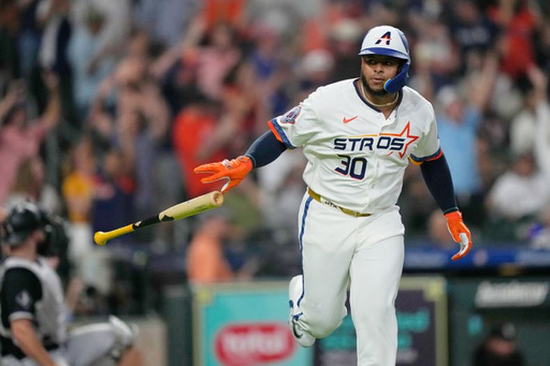 Nelson Velázquez, de los Astros de Houston, arroja el bate después de batear un cuadrangular de dos carreras frente a los Medias Blancas de Chicago durante la cuarta entrada del juego de béisbol de Grandes Ligas del lunes 31 de agosto de 2026, en Houston. (AP Foto/David J. Phillip)