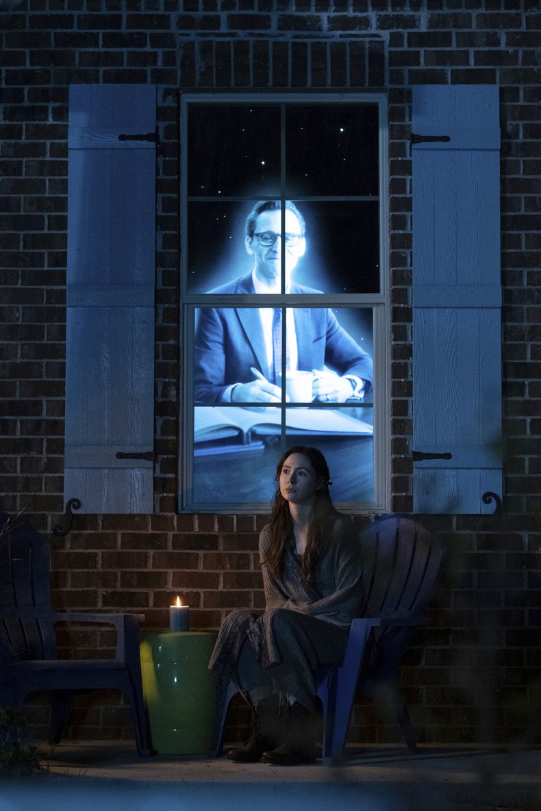 Esta imagen publicada por Neon muestra a Karen Gillan en una escena de The Life of Chuck .(Neon via AP)