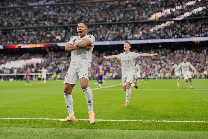Kylian Mbappé del Real Madrid reacciona tras anotar en El Clásico ante el Barcelona en la liga española el domingo 26 de octubre del 2025. (AP Foto/Bernat Armangue)