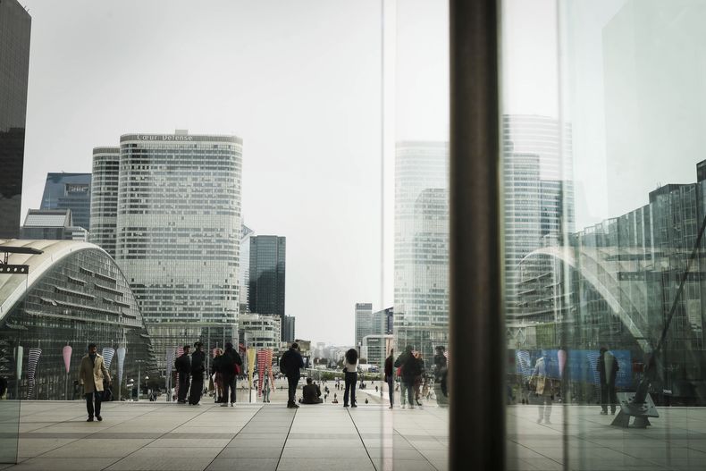 Foto tomada en el distrito La Defense de París el 21 de marzo del 2025. (AP foto/Thomas Padilla)
