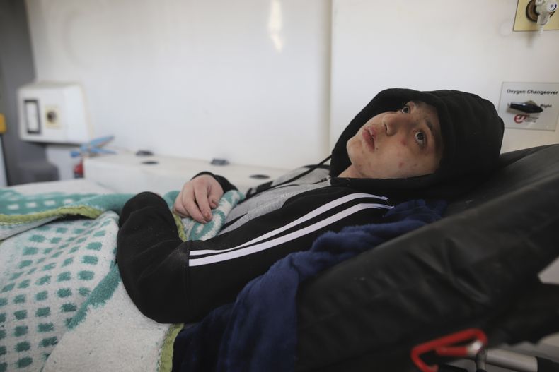 Una niña palestina herida en un bombardeo israelí sobre la Franja de Gaza espera en una ambulancia antes de cruzar el paso fronterizo de Rafah hacia Egipto, durante una evacuación de pacientes, en Jan Yunis, el 1 de febrero de 2025. (AP Foto/Jehad Alshrafi)