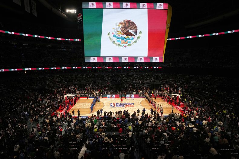 Los jugadores de los Pistons de Detroit y de los Mavericks de Dallas escuchan el himno nacional de México, antes de disputar en la capital de ese país un partido de la NBA, el sábado 1 de noviembre de 2025 (AP Foto/Fernando Llano)