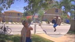captado en camara: hombre brinca la cerca de una casa de miami para llevarse mangos de un arbol