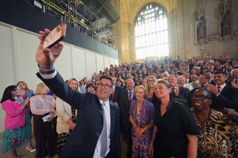 Andy Burnham posa para una foto con colegas del Partido Laborista en el Parlamento, en Londres, a su regreso a la Cámara de los Comunes tras ganar una elección especial en Makerfield, el 22 de junio de 2026. (Yui Mok/PA via AP)