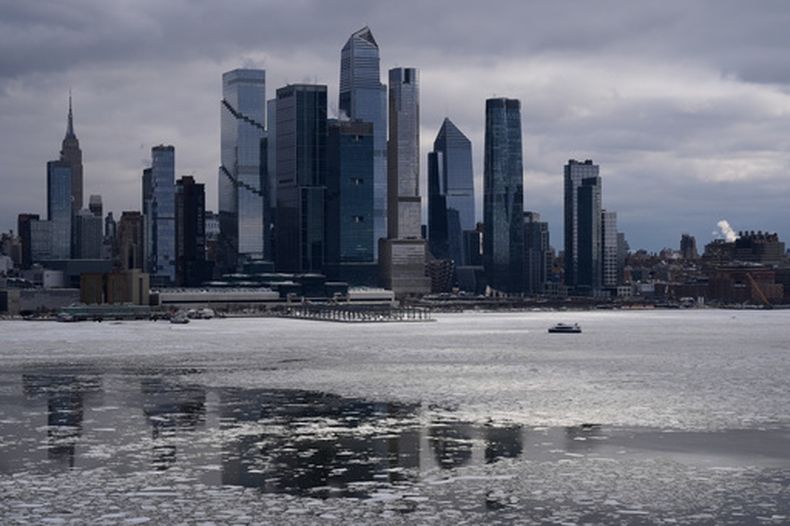 Hielo flota sobre el río Hudson frente a los edificios de la ciudad de Nueva York, el lunes 26 de enero de 2026, en una toma desde Weehawken, Nueva Jersey. (AP Foto/Seth Wenig)