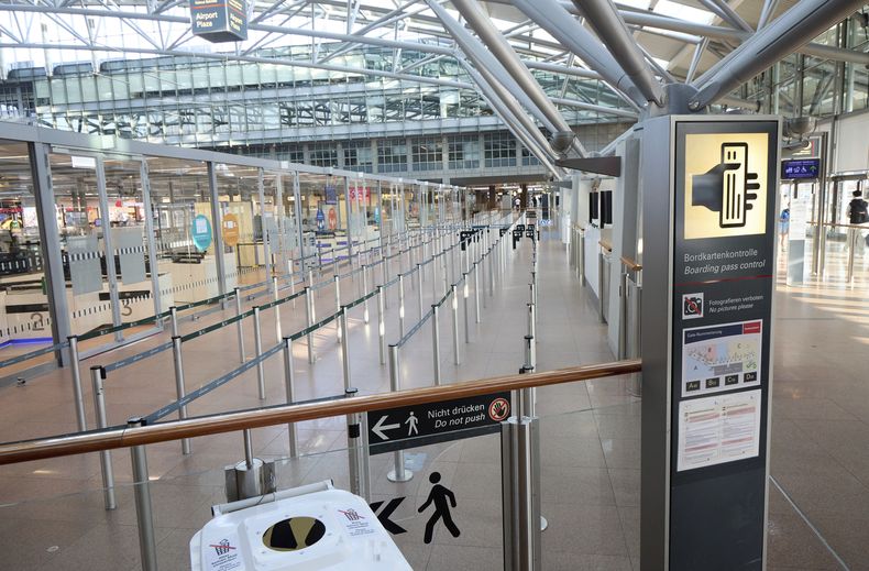 Una zona del aeropuerto de Hamburgo, Alemania, está vacía debido a una huelga, el 9 de marzo del 2025.. (Georg Wendt/dpa via AP)