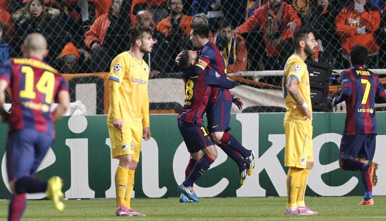 El jugador del Barcelona, Lionel Messi, centro derecha, festeja con su compa&ntilde;ero Jordi Alba tras anotar un gol contra APOEL el martes, 25 de noviembre de 2014, en Nicosia. (AP Photo/Petros Karadjias)