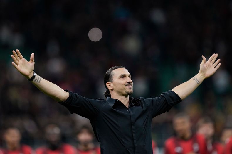 ARCHIVO - Zlatan Ibrahimovic, del Milan, agradece los aplausos tras su último partido con el club, ante el Hellas Verona, el 4 de junio de 2023 (AP Foto/Antonio Calanni, archivo)