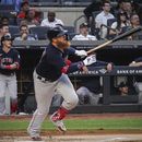 Justin Turner, de los Medias Rojas de Boston, observa su cuadrangular solitario en la segunda entrada del juego de béisbol en contra de los Yanquis de Nueva York, el domingo 11 de junio de 2023, en Nueva York. (AP Foto/Bebeto Matthews)