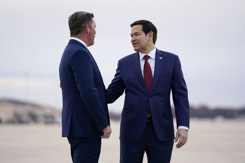 El secretario de Estado estadounidense Marco Rubio llega a la Base Aérea Andrews en Maryland para abordar un avión rumbo a Jamaica, el 26 de marzo del 2025. (Nathan Howard/Pool Photo via AP)