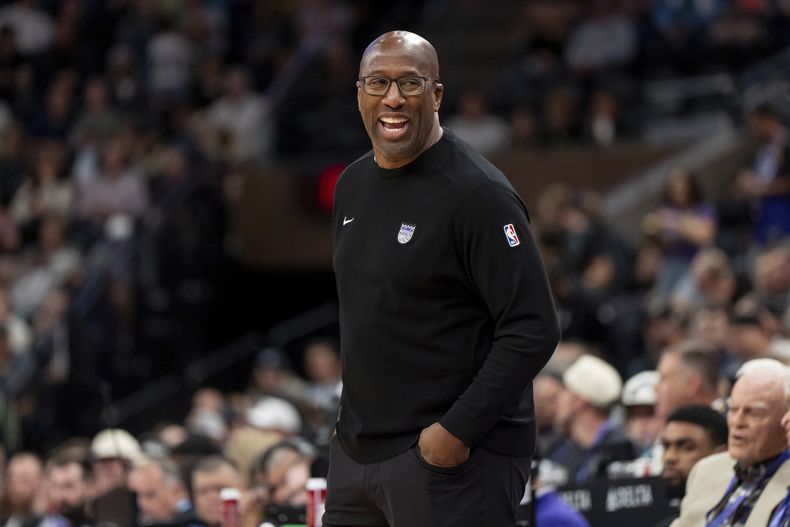 ARCHIVO - Foto del 15 de octubre del 2024, el entrenador de los Kings de Sacramento Mike Brown en un encuentro de pretemporada ante el Jazz de Utah. (AP Foto/Spenser Heaps, Archivo)