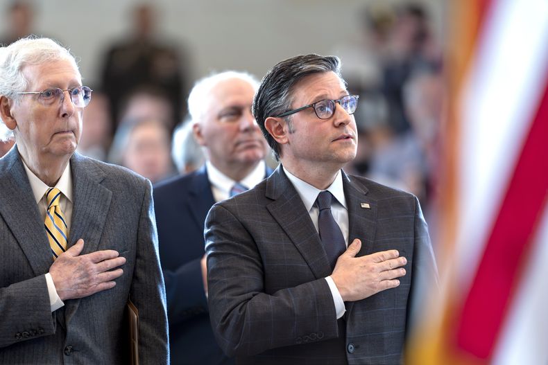 El presidente de la Cámara de Representantes de Estados Unidos, Mike Johnson, junto al líder de la minoría en el Senado, Mitch McConnell, durante una ceremonia en Washington, el jueves 21 de marzo de 2024. (AP Foto/J. Scott Applewhite)