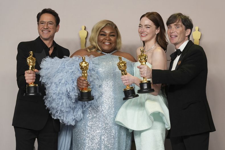Robert Downey Jr., ganador del premio a mejor actor de reparto por Oppenheimer, de izquierda a derecha, DaVine Joy Randolph, ganadora del premio a mejor actriz de reparto por The Holdovers, Emma Stone, ganadora del premio a la mejor actriz por Poor Things y Cillian Murphy, ganador del premio a mejor actor por Oppenheimer posan en la sala de prensa en los Oscar el domingo 10 de marzo de 2024, en el Teatro Dolby en Los Ángeles. (Foto Jordan Strauss/Invision/AP)