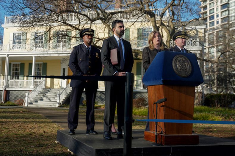 La comisionada de la policía de la ciudad de Nueva York Jessica Tisch en conferencia de prensa con el alcalde Zohran Mamdani en Gracie Mansion, Nueva York, el 9 de marzo del 2026. (AP foto/Angelina Katsanis)