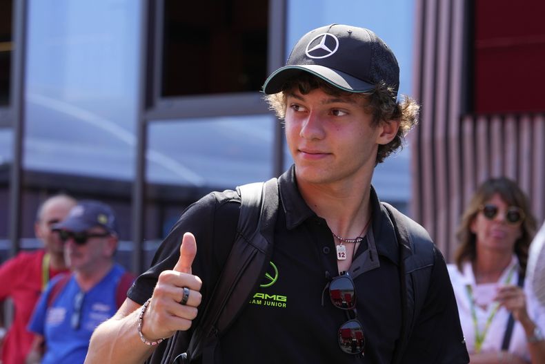 El piloto de Mercedes, el italiano Andrea Kimi Antonelli, muestra el pulgar en el paddock del circuito de Monza, Italia, el jueves 29 de agosto de 2024, previo al Gran Premio de Italia que se celebra el domingo. (AP Foto/Luca Bruno)