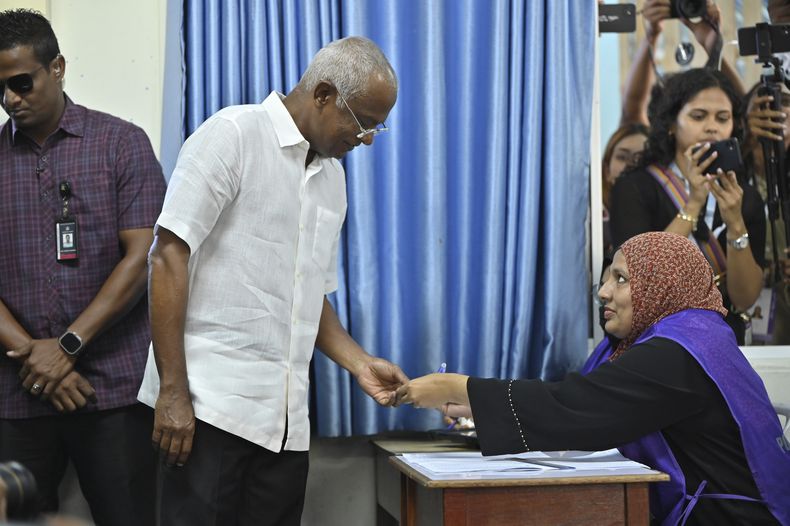 El presidente de Maldivas Ibrahim Mohamed Solih Casts deposita su voto en Male, Maldivas, el 9 de septiembre de 2023. (Mohamed Sharuhaan )