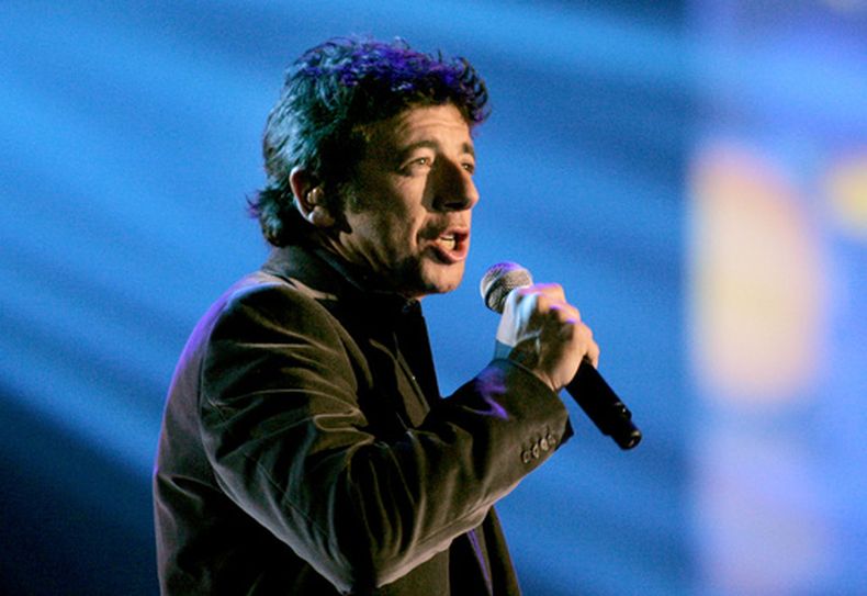 ARCHIVO - El cantante francés Patrick Bruel actúa durante la ceremonia de premios Victoires de la Musique en París, el 10 de marzo de 2007. (AP Foto/Jacques Brinon, Archivo)