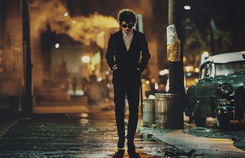 Esta imagen proporcionada por Searchlight Pictures muestra a Timothée Chalamet en una escena de A Complete Unknown.