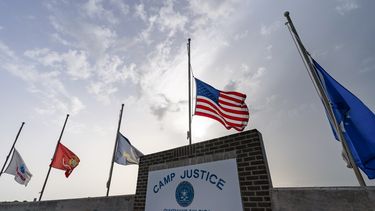 ARCHIVO – En la imagen, revisada por oficiales del Ejército de Estados Unidos, se observan banderas a media asta en Camp Justice, el 29 de agosto de 2021, en la Base Naval de Guantánamo, Cuba. (AP Foto/Alex Brandon, Archivo)